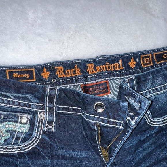 Rock Revival Crop Jeans - Picture 4 of 4